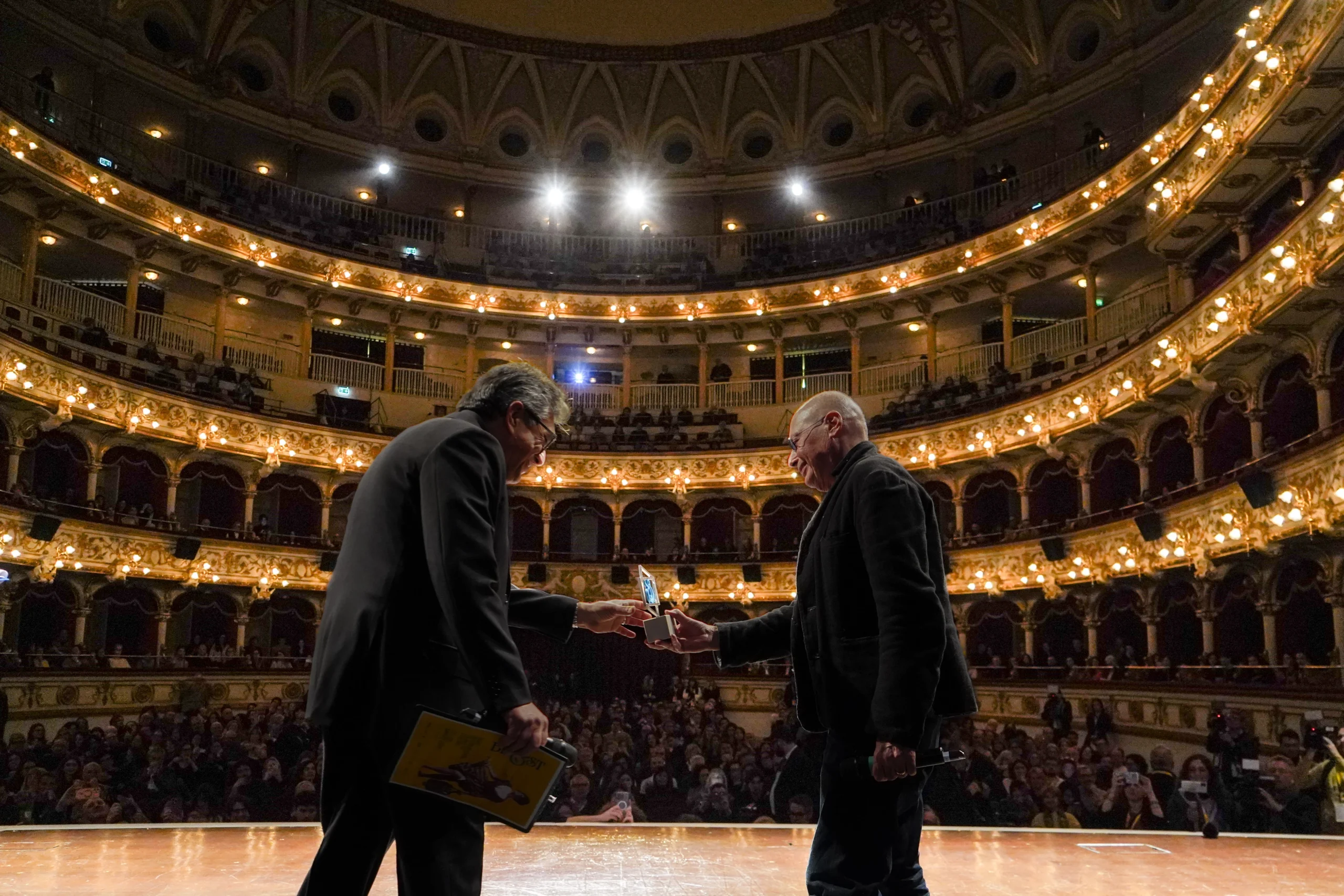 Copia di Oscar Iarussi premio ad Alessandro Baricco